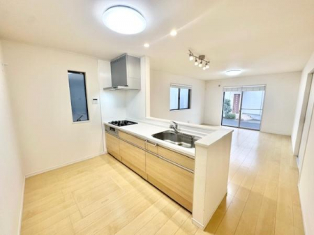 ���r���O�@���邢��������r���O16����
���l�ɐl�C�̃J�E���^�[�L�b�`���ł���