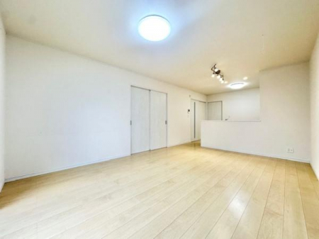 ���r���O�@������̖��邢���r���O�ł���
16������̂ŁA�_�C�j���O�e�[�u���ƃ\�t�@�[�R�[�i�[�ƕ�������
�������߂����܂���@�����Ԃ̗m��6�����g�����肢���ł���