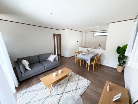 ���r���O�@���r���O�{�H��
���r���O�E�_�C�j���O�E�L�b�`������̂ƂȂ����J���I�ȃ����t���A�݌v�B�Ƒ������R�ƏW�܂�A�̂т₩�Ȑ�����Ԃł��B
