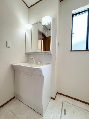 ���ʑ�E���ʏ��@�{�H��@���ʏ�
�����̍L���O�ʋ����̗p�B�w�A�Z�b�g�⃁�C�N�����₷�����p�I�Ȑ݌v�ł��B�����͎��[�X�y�[�X�ɂȂ��Ă���A���ʂ܂��̏������������萮���ł��܂��B