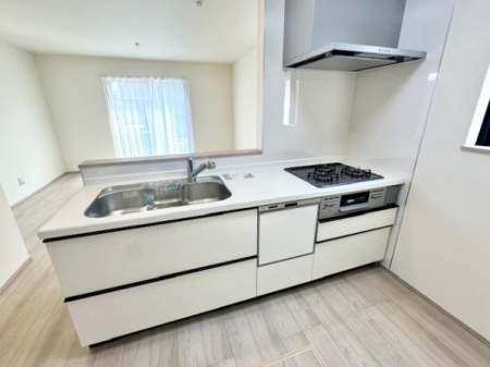 �L�b�`���@�y�L�b�`���z�i�`�������Ȏ��R���̒��ł̒����B��b���e�ޑΖʌ^�L�b�`���B�������ȐH��ނ�]�T�Ŏ��[�ł���X�y�[�X�B�����₷�������ڐ��̃L�b�`�������B���ꂩ��͂����������鎞�Ԃ����I�ɕς��܂��B