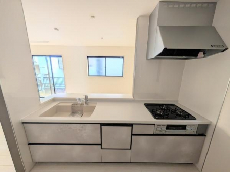 �L�b�`���@�{�H��@���r���O
���Ƒ��Ƃ̉�b���e�ޑΖʎ��L�b�`��
���r���O�_�C�j���O�����n����J�E���^�[�L�b�`���ł��B�����������Ȃ���ł����Ƒ��Ƃ̃R�~���j�P�[�V���������₷���Ԏ��ł��B