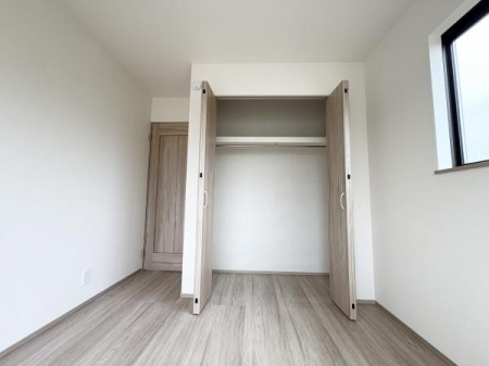 ���[�@�܂�˃^�C�v�̃N���[�[�b�g�������B�J�������L���A�����ɂ̓n���K�[�p�C�v�Ɩ��I��W���������Ă���A�ߗނ���������Ɛ������ڂł��܂��B�O���[�W�����̖ؖڃf�U�C�����t���[�����O�Ɠ��ꊴ�����o���Ă��܂��B